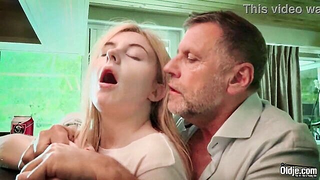 super sexy babe with perfect body gets fucked by horny old man and gives the best blowjob : Oldje