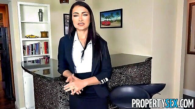 Jennifer Jacobs - real estate agent experiences bi sex with homebuyer and receives cumshot Property Sex