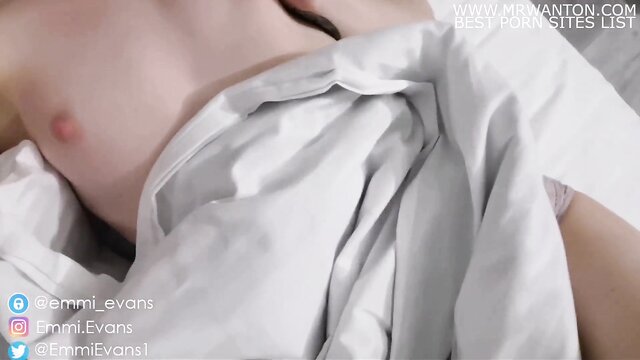 pretty woman in bed : webcam