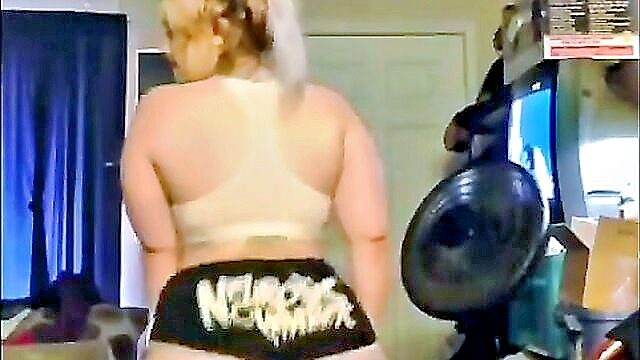 hd video of a big booty babe twerking and face sitting : We