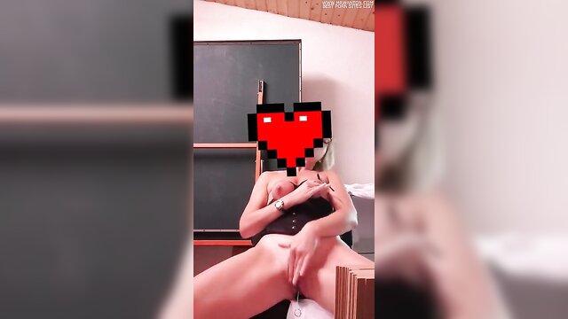 julies daily rooftop bdsm session with public orgasm : Milf