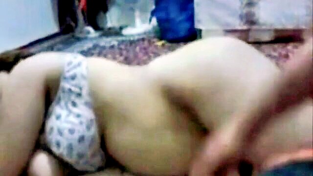 kirayedaar bhabhi ko choda 1 mahine ke rent ke badle bhabhi ke pati foz main hai or bhabhi ghar par akeli hai to rent ke badle bhabhi ko choda or bhabhi maan bhi gai indian dogging hardcor : Mahi