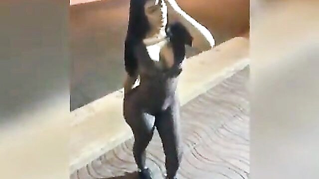 Toto - venezuelan teen shows off her big butt in public