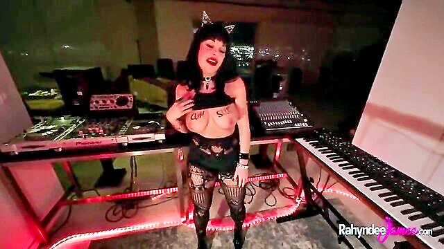 gothic babe rahyndees backstage adventure with rockstar in raw pov video : Pawg