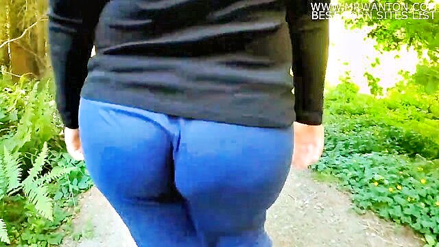 big booty mom gets curvy and horny in public : Pawg