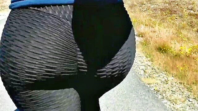 busty bbw in tight jeans exposing her assets outdoors : Pawg