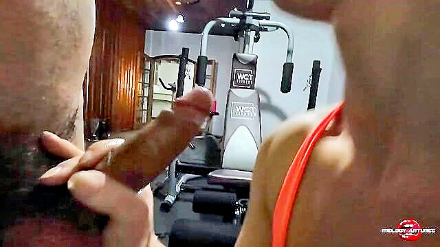 Ninfeta - treinador admira um squirt na academia ama