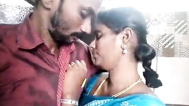 Tamil aunty - desi aunties hot kissing session in indian languages Tamil aunty