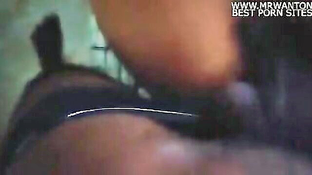 sri lankan, 18 year old, amateur - young sri lankan girl gets caught naked in the room