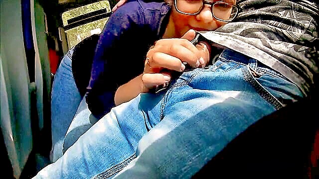blowjob, amateur, brunette - salope a lunettes suce son copain dans le train