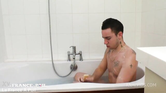 young french man has anal sex with his cougar landlady in the bathroom : La France A Poil