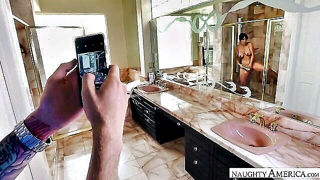 syren de mer fake tits : Naughty America