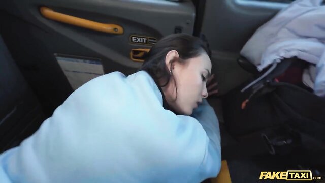 sexy film student in taxi : Fake Taxi