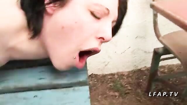 a french girl gets her ass fucked hard in the mud : La France A Poil