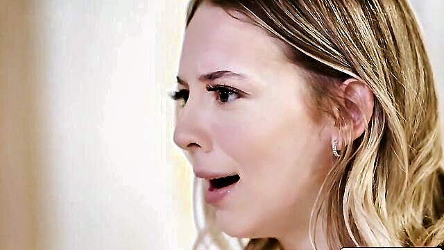 Sarah Vandella, Athena Faris - athena faris facesit