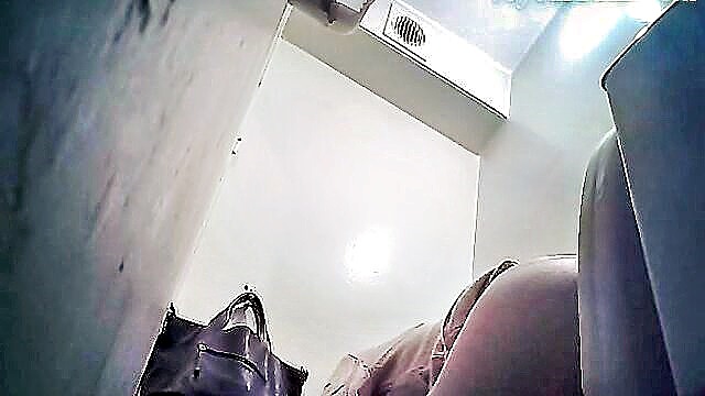 watch this hot chick pee in public restroom like a pro in blue jeans : Voyeur Bank