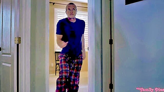 stepdad creampies his trimmed stepdaughter in the night before christmas : My Family Pies
