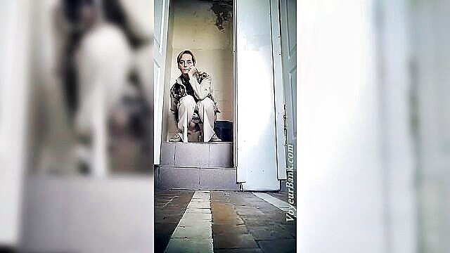 office babe pisses in toilet : Voyeur Bank