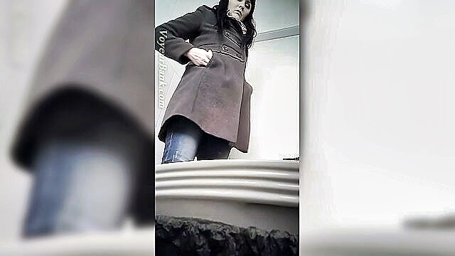 hairy white chick piss : Voyeur Bank