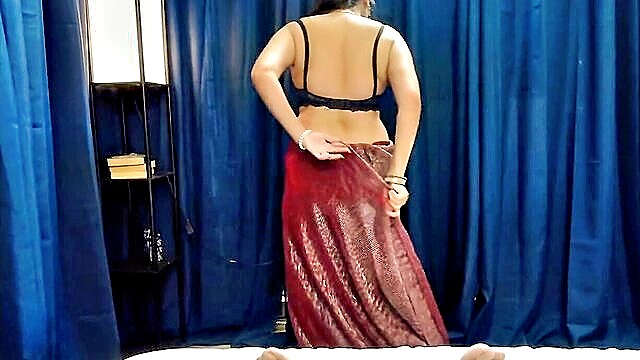 hot indian girl gives a seductive hand job in sexy saree video : BustyBanu