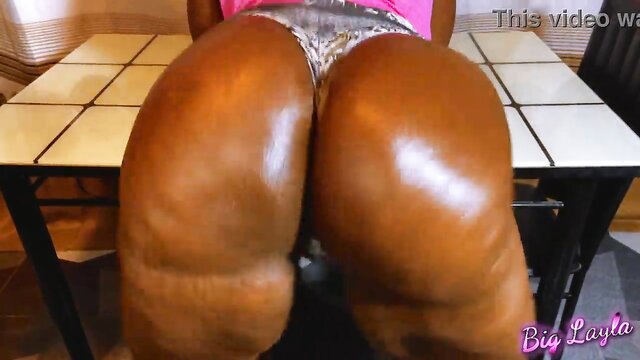 black maid gets her big ass and wet dick sucked : Biglayla