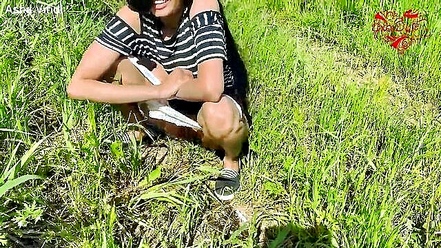 video erótico menina deslumbrante pissar ao ar livre : Asha Vindi