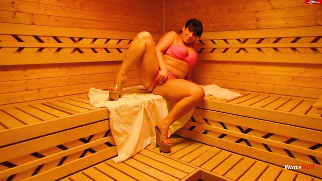Sexy-Traum - big tits bouncing sauna