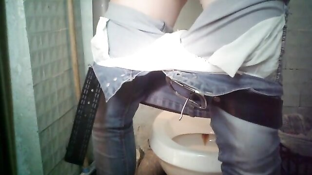 pale skinned chubby chick in jeans rides a dildo in the toilet : Voyeur Bank