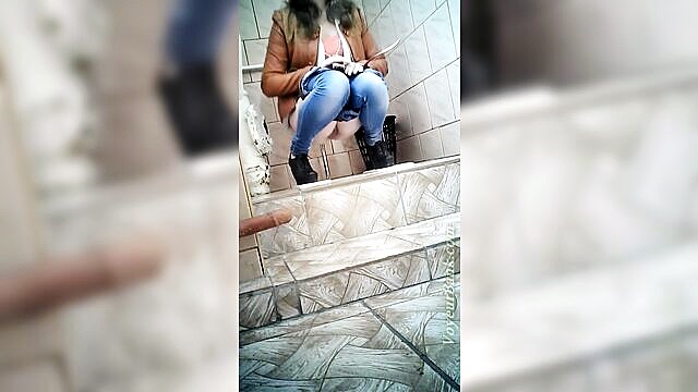 slender girl in the toilet : Voyeur Bank