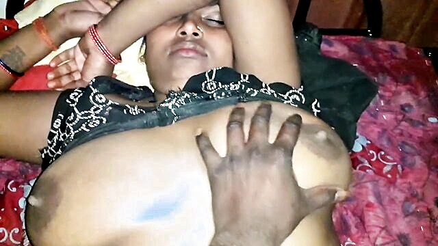 desi aunty gets naughty with her brothers best friend : Ragini