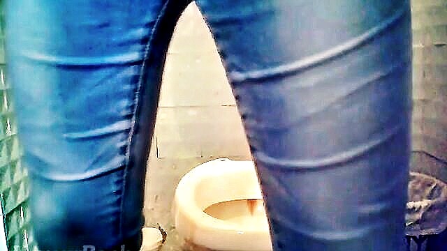 public restroom piss : Voyeur Bank