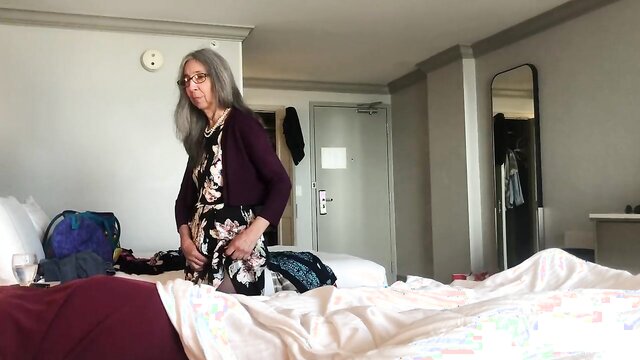 Amateur milf, Submissive Sarah - mature mom seduces young man into sex Submissive Sarah