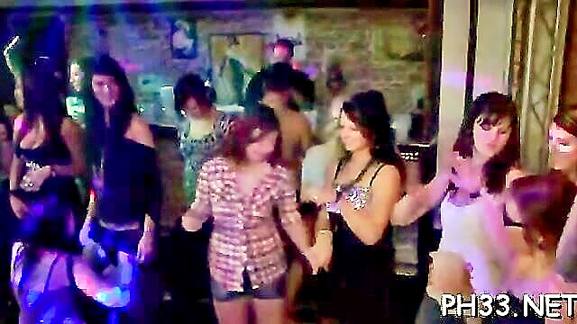 wild group sex on dance floor : nilihujatako