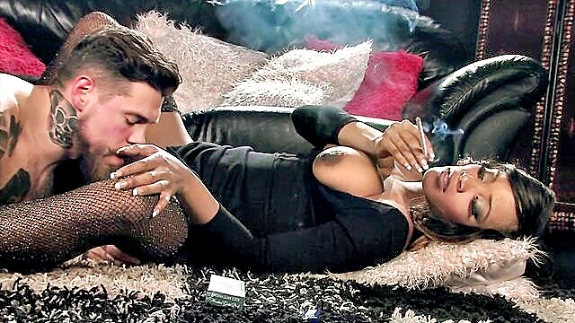 Kiki Minaj - km smoking porn