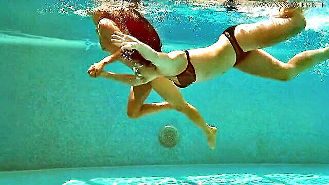 underwater babes swim naked : Underwatershow