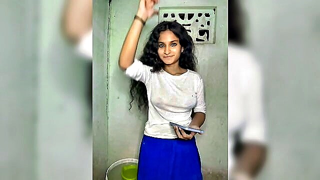 Show Gurl - tamil girl shows her boobs