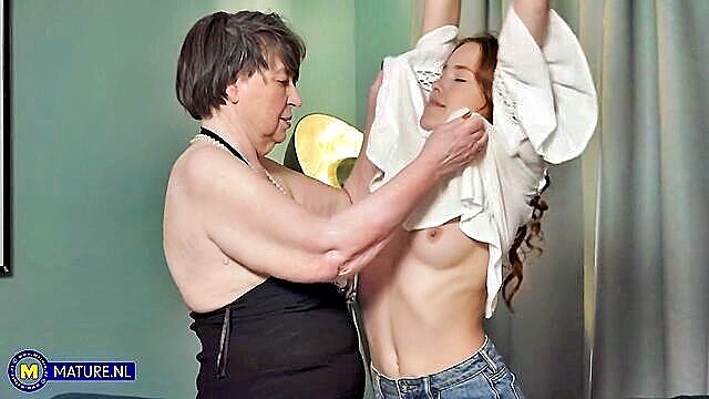 mature pussy licking lesbian scene : Mature NL