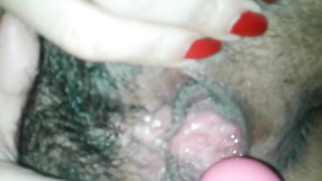 hairy amateur gets her pussy stretched and gaped : elena_lemke