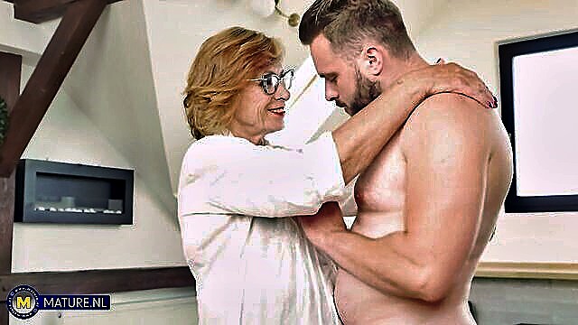 petra gives great blowjob : Mature NL