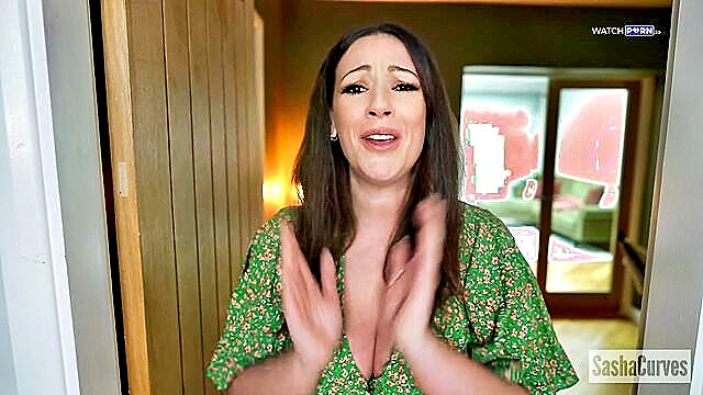 SashaCurves - gullible mom sasha curves