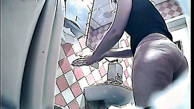 thick blonde housewife : Voyeur Bank