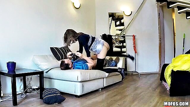 Anna Taylor - curvy ass reverse ride