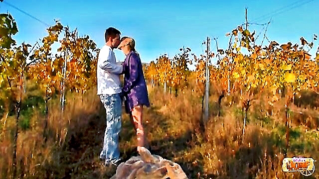 Marry Queen - marry queen and her partner enjoy public sex in nature