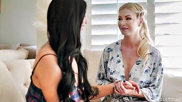 Serene Siren, Holly Day - lesbian pussy licking 69