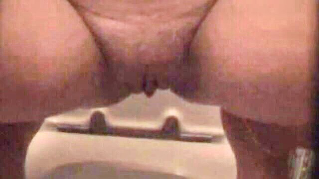 melissa, bel, laysa - lesbian piss session vienna