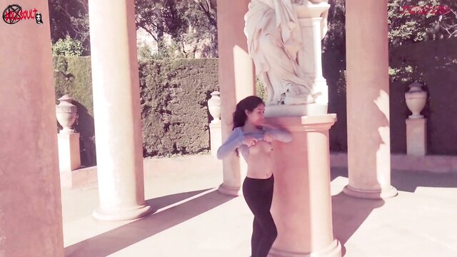 barcelonas wild exhibitionism : Ts