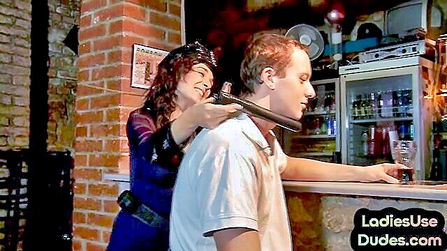 pegging cop in bar : VideosZ