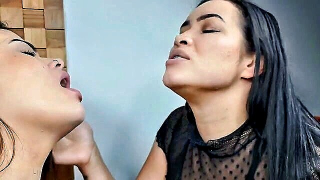 blonde, big ass, big tits - kyara kissing lesbian