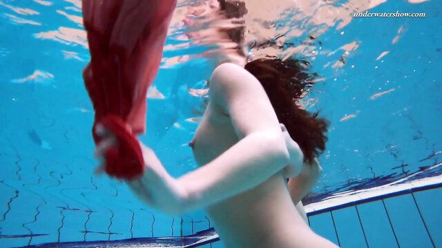 watch liza and alla swim naked and engage in lesbian sex underwater : Underwater Show
