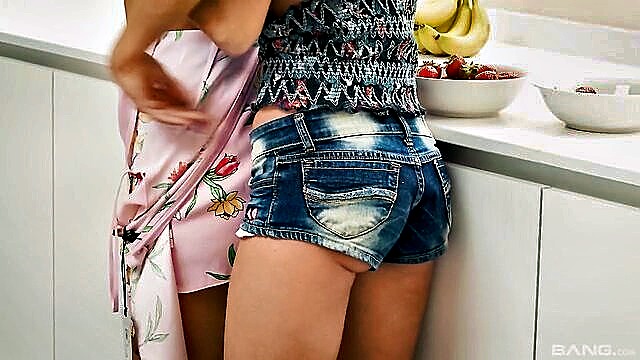 lesbian strapon sex : Bang